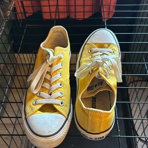 Men’s size 5 yellow converse